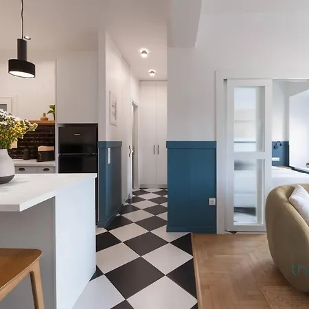 Nest: Cozy Luxury, Whirlpool Tub & Fireplace Apartment