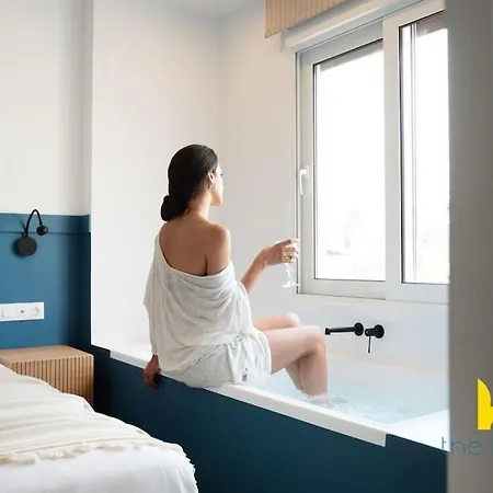 Nest: Cozy Luxury, Whirlpool Tub & Fireplace *